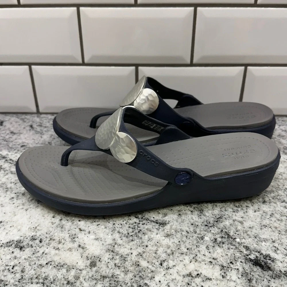 Crocs Women 10 Sanrah Hammered Circle Wedge Flip Flops Navy Grey Metallic Boho
